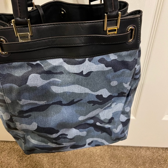 GILI blue camo bucket tote - Picture 5 of 12